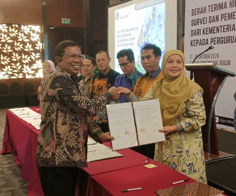 Dekan Fakultas Teknik ITP, Prof Maidiawati saat penandatanganan dokumen kerja sama antara ITP dan Kementerian ATR/BPN. (Foto: ITP)