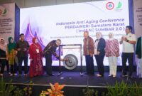 Pj Wali Kota Padang Andree membuka kegiatan Simposium IndAAC Sumbar 2.0 di Hotel Santika Premiere, Sabtu (19/10/2024). (Foto: Prokopim Padang)