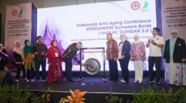 Pj Wali Kota Padang Andree membuka kegiatan Simposium IndAAC Sumbar 2.0 di Hotel Santika Premiere, Sabtu (19/10/2024). (Foto: Prokopim Padang)