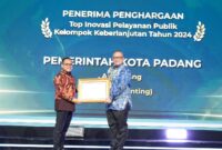 Pj Wali Kota Padang Andree Algamar menerima penghargaan dari Menteri PAN-RB Abdullah Azwar Anas di Sheraton Grand Jakarta Gandaria City Hotel. (Foto: Prokopim Padang)