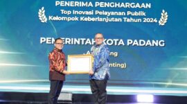 Pj Wali Kota Padang Andree Algamar menerima penghargaan dari Menteri PAN-RB Abdullah Azwar Anas di Sheraton Grand Jakarta Gandaria City Hotel. (Foto: Prokopim Padang)