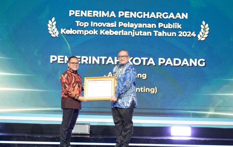 Pj Wali Kota Padang Andree Algamar menerima penghargaan dari Menteri PAN-RB Abdullah Azwar Anas di Sheraton Grand Jakarta Gandaria City Hotel. (Foto: Prokopim Padang)