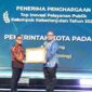 Pj Wali Kota Padang Andree Algamar menerima penghargaan dari Menteri PAN-RB Abdullah Azwar Anas di Sheraton Grand Jakarta Gandaria City Hotel. (Foto: Prokopim Padang)