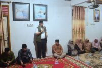 Pj Wali Kota Padang Andree Algamar saat takziah di rumah duka almarhum Gusmizal (Lurah Gunung Sarik). (Foto: Prokopim Padang)