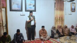 Pj Wali Kota Padang Andree Algamar saat takziah di rumah duka almarhum Gusmizal (Lurah Gunung Sarik). (Foto: Prokopim Padang)