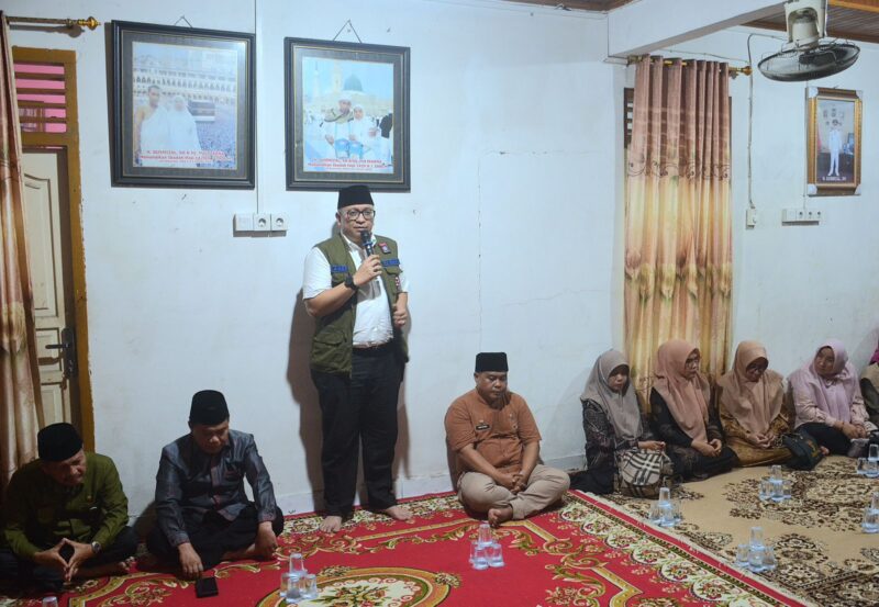 Pj Wali Kota Padang Andree Algamar saat takziah di rumah duka almarhum Gusmizal (Lurah Gunung Sarik). (Foto: Prokopim Padang)