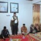 Pj Wali Kota Padang Andree Algamar saat takziah di rumah duka almarhum Gusmizal (Lurah Gunung Sarik). (Foto: Prokopim Padang)