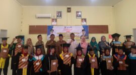 Wisuda angkatan pertama Sekolah Lansia di Kabupaten Pasaman Barat. (Foto: Diskominfo Pasbar)