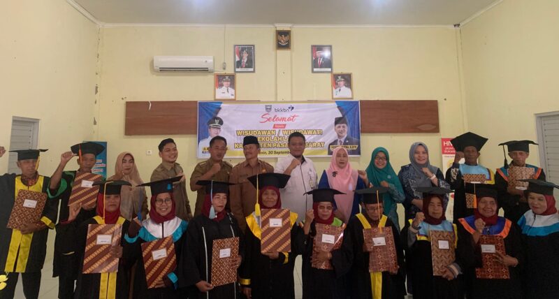 Wisuda angkatan pertama Sekolah Lansia di Kabupaten Pasaman Barat. (Foto: Diskominfo Pasbar)