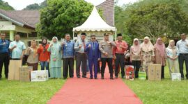 Penyerahan bantuan kepada pelaku UMKM di Kecamatan Sangir Batang Hari. (Foto: Pemkab Solsel)