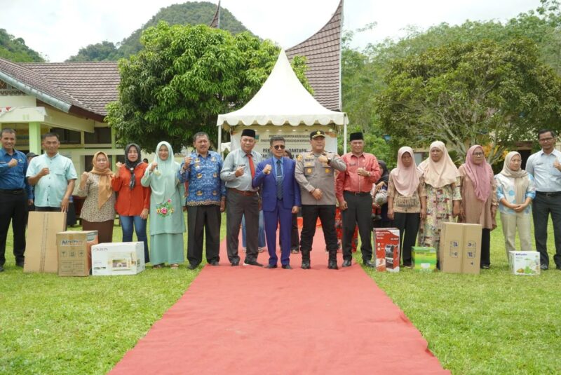 Penyerahan bantuan kepada pelaku UMKM di Kecamatan Sangir Batang Hari. (Foto: Pemkab Solsel)