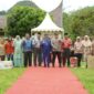 Penyerahan bantuan kepada pelaku UMKM di Kecamatan Sangir Batang Hari. (Foto: Pemkab Solsel)