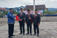 Penyerahan penghargaan dalam rangka proses seleksi P3K guru formasi 2023 oleh persatuan guru P3K kepada Pemko Padang. (Foto: Diskominfo Padang)