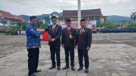 Penyerahan penghargaan dalam rangka proses seleksi P3K guru formasi 2023 oleh persatuan guru P3K kepada Pemko Padang. (Foto: Diskominfo Padang)