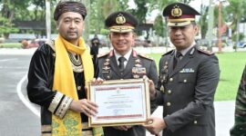 Plt Gubernur Sumbar Audy Joinaldy menyerahkan piagam penghargaan kepada Kapolres Padang Pariaman, AKBP Ahmad Faisol Amir. (Foto: Pemprov Sumbar)
