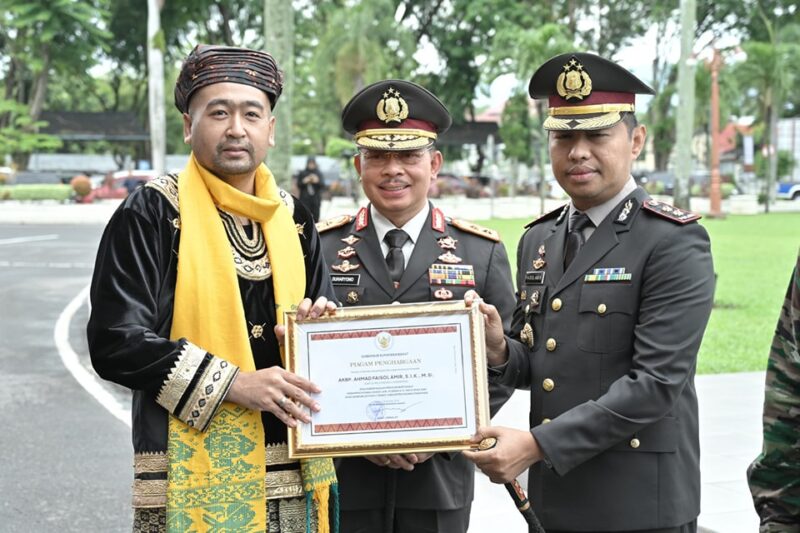 Plt Gubernur Sumbar Audy Joinaldy menyerahkan piagam penghargaan kepada Kapolres Padang Pariaman, AKBP Ahmad Faisol Amir. (Foto: Pemprov Sumbar)