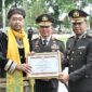 Plt Gubernur Sumbar Audy Joinaldy menyerahkan piagam penghargaan kepada Kapolres Padang Pariaman, AKBP Ahmad Faisol Amir. (Foto: Pemprov Sumbar)