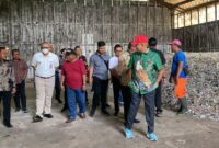 Pj Wali Kota Padang Andree Algamar dan rombongan meninjau TPST di Kabupaten Banyumas, Jawa Tengah. (Foto: FB Diskominfo Padang)