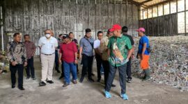 Pj Wali Kota Padang Andree Algamar dan rombongan meninjau TPST di Kabupaten Banyumas, Jawa Tengah. (Foto: FB Diskominfo Padang)