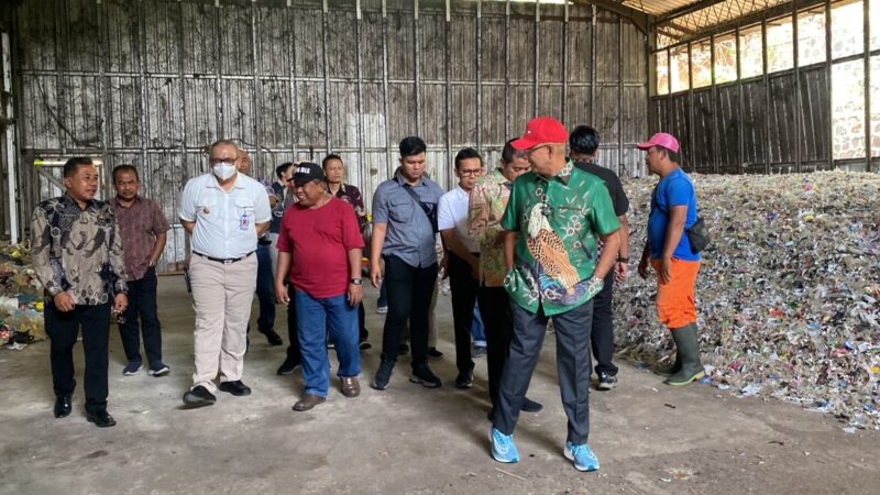 Pj Wali Kota Padang Andree Algamar dan rombongan meninjau TPST di Kabupaten Banyumas, Jawa Tengah. (Foto: FB Diskominfo Padang)
