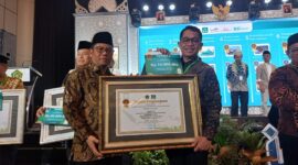 Kepala Biro Kesra Setdaprov Sumbar, Al Amin menerima penghargaan dari Dirjen Bimas Islam Kemenag RI, Kamaruddin Amin. (Foto: ADPSB)