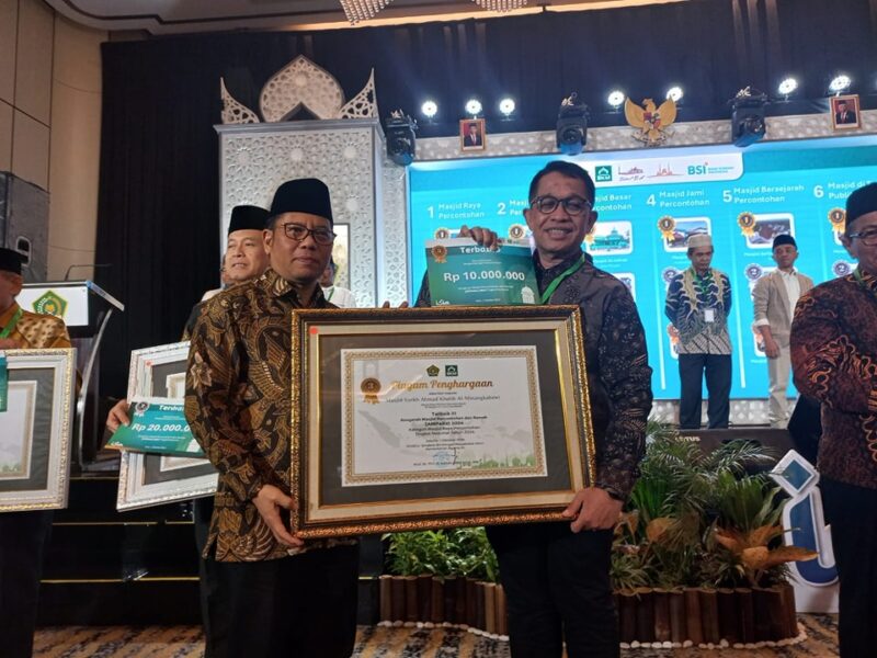 Kepala Biro Kesra Setdaprov Sumbar, Al Amin menerima penghargaan dari Dirjen Bimas Islam Kemenag RI, Kamaruddin Amin. (Foto: ADPSB)