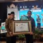 Kepala Biro Kesra Setdaprov Sumbar, Al Amin menerima penghargaan dari Dirjen Bimas Islam Kemenag RI, Kamaruddin Amin. (Foto: ADPSB)
