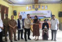 Sekretaris Daerah Pasaman Barat, Hendra Putra menyerahkan bantuan kepada korban gempa di Nagari Kajai. (Foto: Diskominfo Pasbar)