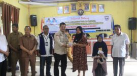 Sekretaris Daerah Pasaman Barat, Hendra Putra menyerahkan bantuan kepada korban gempa di Nagari Kajai. (Foto: Diskominfo Pasbar)
