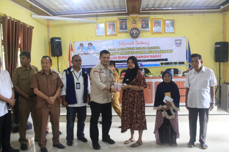 Sekretaris Daerah Pasaman Barat, Hendra Putra menyerahkan bantuan kepada korban gempa di Nagari Kajai. (Foto: Diskominfo Pasbar)