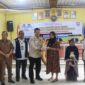Sekretaris Daerah Pasaman Barat, Hendra Putra menyerahkan bantuan kepada korban gempa di Nagari Kajai. (Foto: Diskominfo Pasbar)