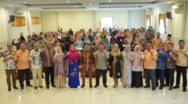Pjs Bupati Solsel Adib Alfikri membuka Bimtek Manajemen Kasus THD Perempuan dan Anak yang diselenggarakan oleh DP2KBPP dan PA. (Foto: Humas Pemkab Solsel)