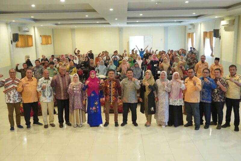 Pjs Bupati Solsel Adib Alfikri membuka Bimtek Manajemen Kasus THD Perempuan dan Anak yang diselenggarakan oleh DP2KBPP dan PA. (Foto: Humas Pemkab Solsel)