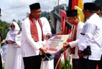 Pjs. Bupati Tanah Datar Arry Yuswandi memberikan reward kepada Nagari Pandai Sikek sebagai Nagari Hafiz Terbanyak I.(Foto: Prokopim Tanah Datar)