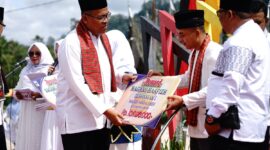 Pjs. Bupati Tanah Datar Arry Yuswandi memberikan reward kepada Nagari Pandai Sikek sebagai Nagari Hafiz Terbanyak I.(Foto: Prokopim Tanah Datar)