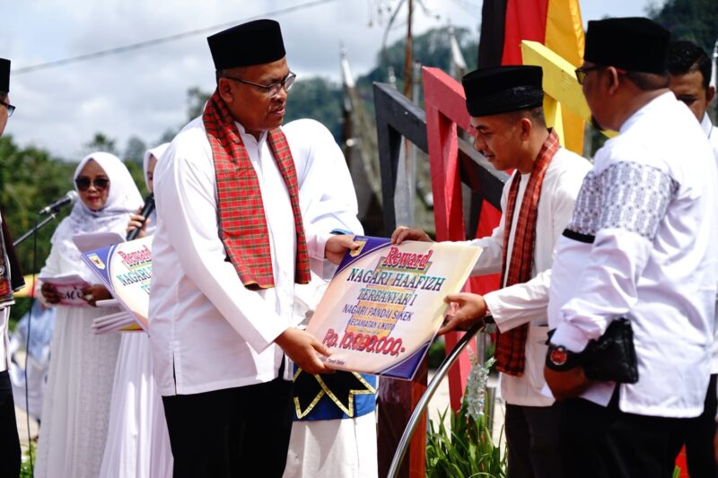 Pjs. Bupati Tanah Datar Arry Yuswandi memberikan reward kepada Nagari Pandai Sikek sebagai Nagari Hafiz Terbanyak I.(Foto: Prokopim Tanah Datar)