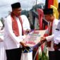 Pjs. Bupati Tanah Datar Arry Yuswandi memberikan reward kepada Nagari Pandai Sikek sebagai Nagari Hafiz Terbanyak I.(Foto: Prokopim Tanah Datar)