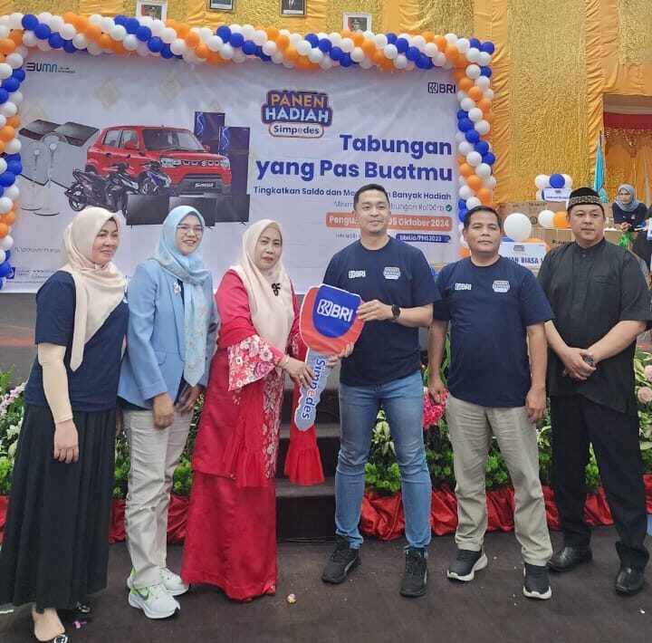 Ketua GOW Kabupaten Pasbar, Ny. Fitri Risnawanto, menghadiri acara Panen Hadiah Simpedes (PHS), Sabtu (5/3/2024). (Foto: Kominfo Pasbar)