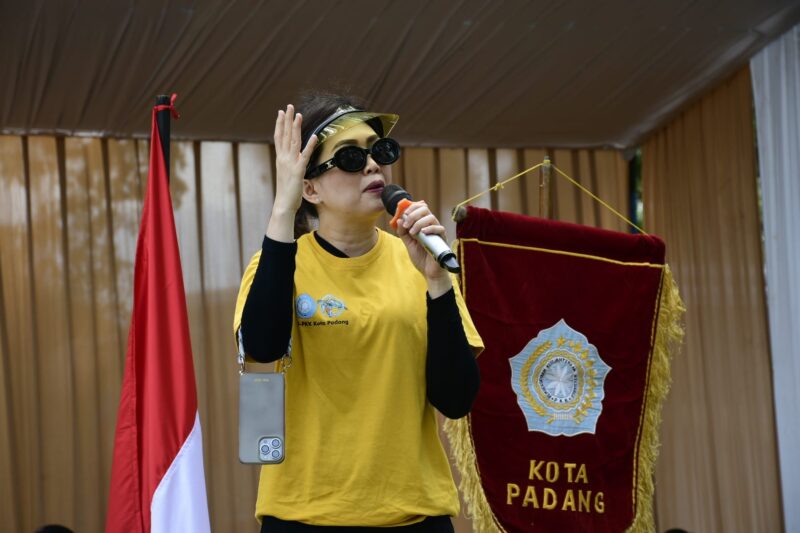 Pj Ketua PKK Ny Vanny Andree Algamar memompa semangat para kader. (Foto: Diskominfo Padang)