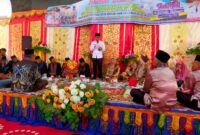 Asisten I Setdako Padang Edi Hasymi membuka Festival Alek Nagari Nan XX Kecamatan Lubeg. (Foto: Diskominfo Padang)