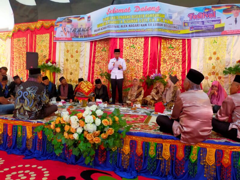 Asisten I Setdako Padang Edi Hasymi membuka Festival Alek Nagari Nan XX Kecamatan Lubeg. (Foto: Diskominfo Padang)