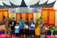 Penyerahan hadiah kepada para pemenang lomba Festival Alek Nagari Nan XX Kecamatan Lubuk Begalung. (Foto: Diskominfo Padang)