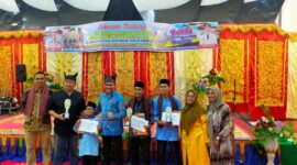 Penyerahan hadiah kepada para pemenang lomba Festival Alek Nagari Nan XX Kecamatan Lubuk Begalung. (Foto: Diskominfo Padang)