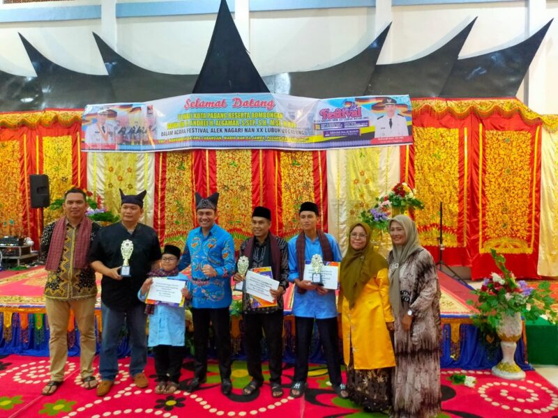 Penyerahan hadiah kepada para pemenang lomba Festival Alek Nagari Nan XX Kecamatan Lubuk Begalung. (Foto: Diskominfo Padang)