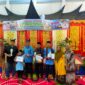 Penyerahan hadiah kepada para pemenang lomba Festival Alek Nagari Nan XX Kecamatan Lubuk Begalung. (Foto: Diskominfo Padang)