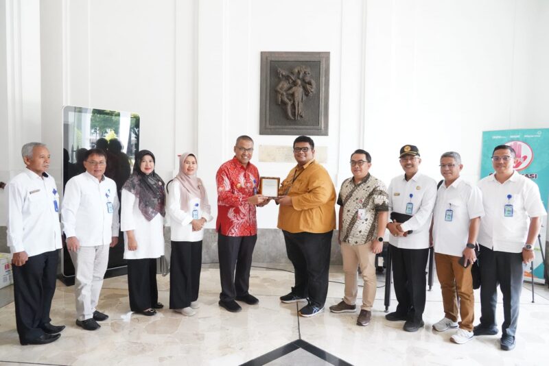 Pjs Bupati Tanah Datar, Arry Yuswandi dan rombongan mengunjungi PT Biofarma di Bandung, Jawa Barat, Rabu (16/10/2024). (Foto: Prokopim Tanah Datar)