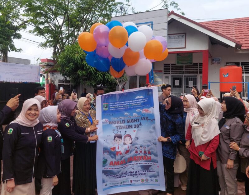Pembukaan bakti sosial dalam rangka Hari Penglihatan Sedunia 2024 di SDN 06 Kampung Lapai. (Foto: Diskominfo Padang)