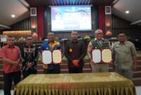Pj Wali Kota Padang Andree Algamar dan Pj Bupati Kabupaten Kepulauan Mentawai Fernando Jongguran Simanjuntak usai penandatanganan PKS. (Foto: Diskominfo Padang)