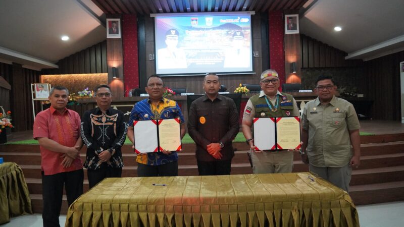 Pj Wali Kota Padang Andree Algamar dan Pj Bupati Kabupaten Kepulauan Mentawai Fernando Jongguran Simanjuntak usai penandatanganan PKS. (Foto: Diskominfo Padang)