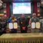 Pj Wali Kota Padang Andree Algamar dan Pj Bupati Kabupaten Kepulauan Mentawai Fernando Jongguran Simanjuntak usai penandatanganan PKS. (Foto: Diskominfo Padang)